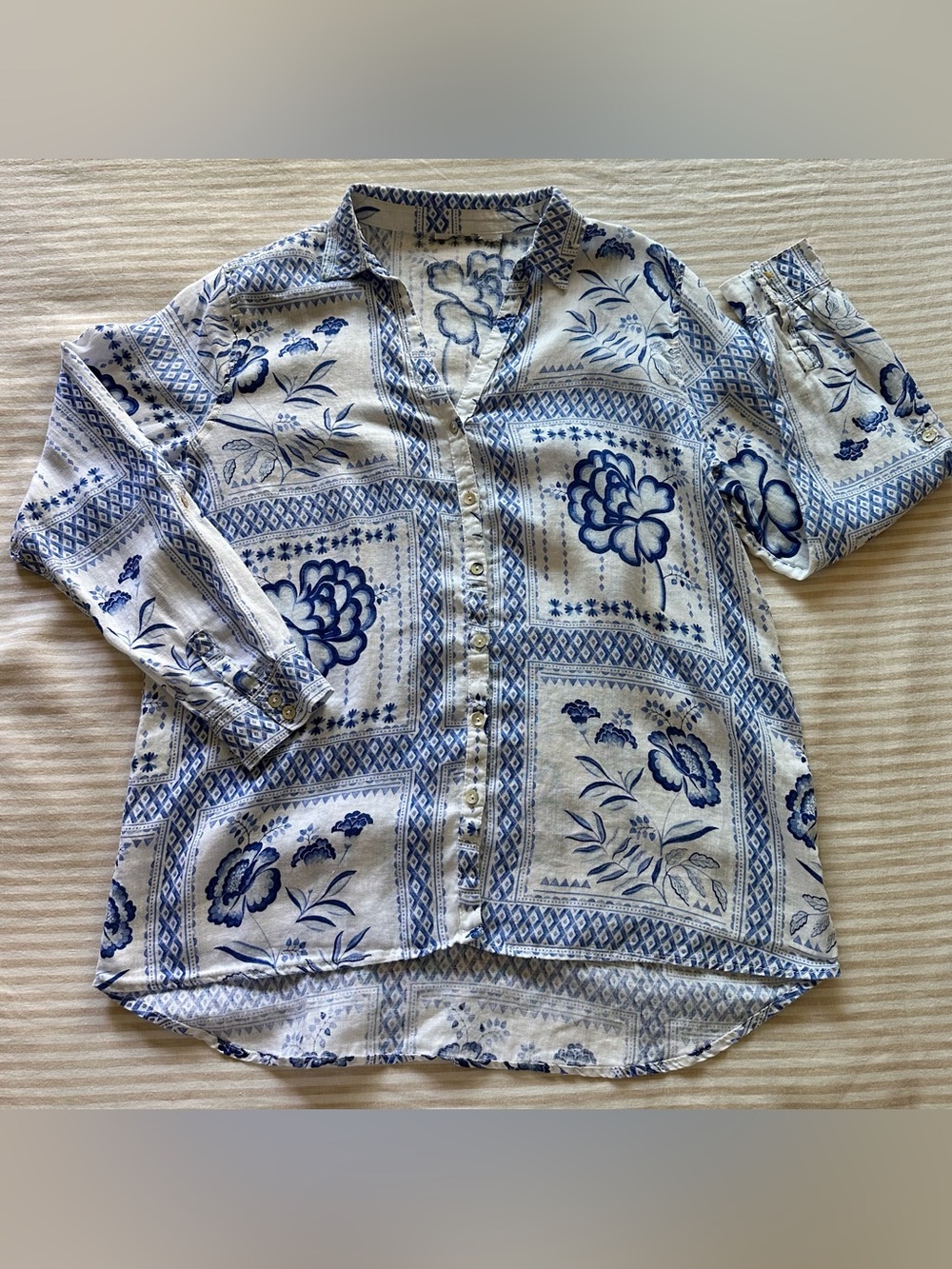 blue & white floral mosaic linen button up / sz large